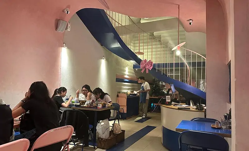 phong cách tối giản hiện đại pha trộn nghệ thuật đương đại