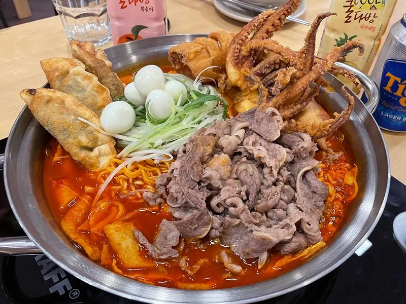 Tteokbokki tại Young Dabang