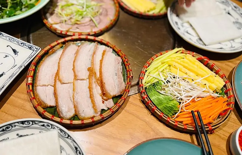 Bánh tráng cuốn heo quay