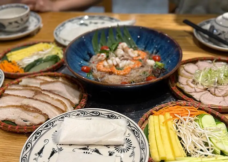 Bánh Tráng Cuốn Thịt Heo Quay