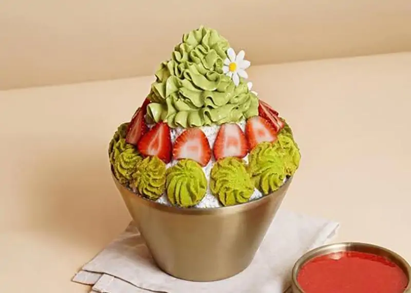 Bingsu trà xanh dâu tây
