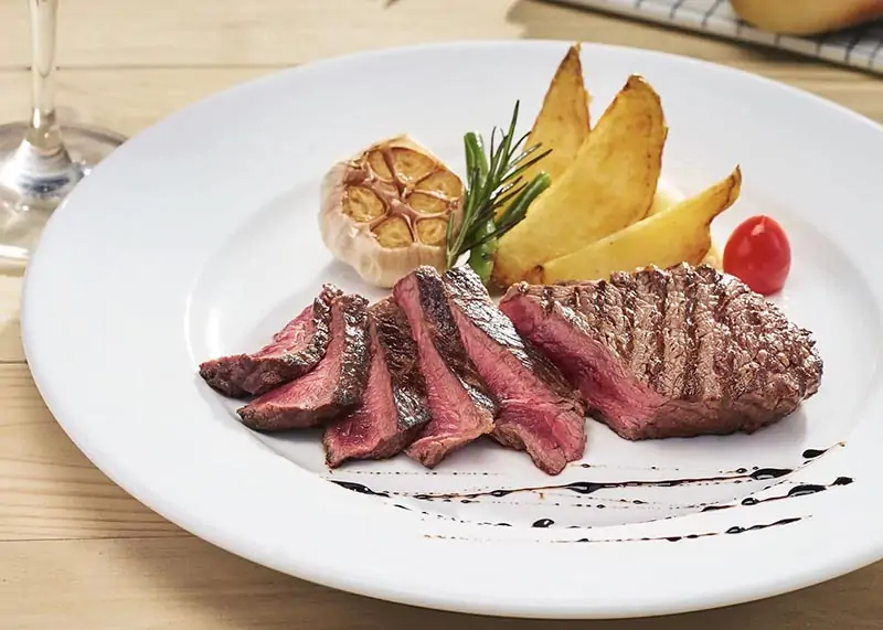Món steak bò Mỹ 140g là signature dish Le Monde Steak Bình Tân