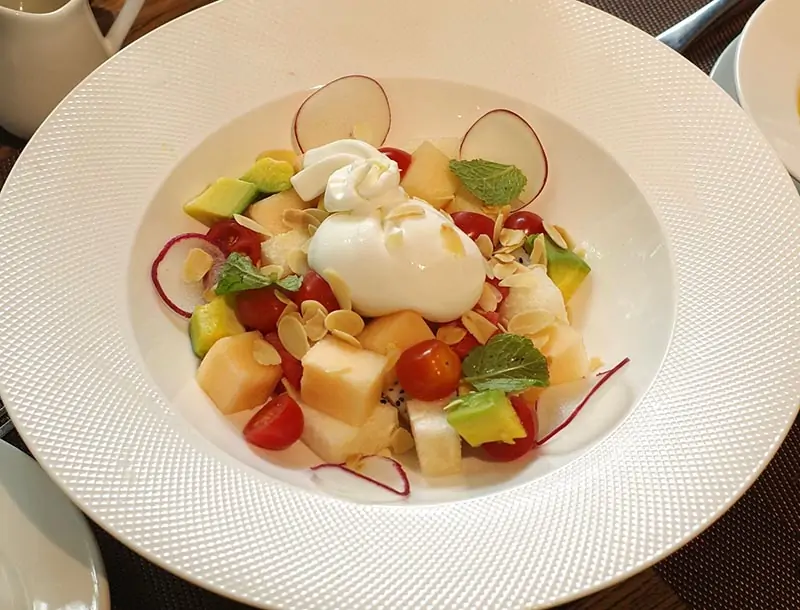 Salad Hoa Quả Tươi Mát Cùng Phô Mai Burrata