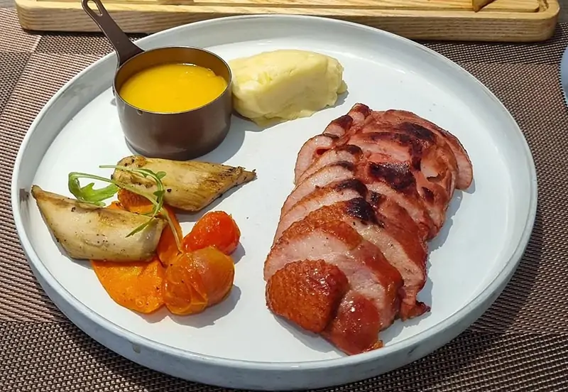 Lườn vịt áp chảo sốt cam cay tại Le Monde Steak Nguyễn Thị Minh Khai