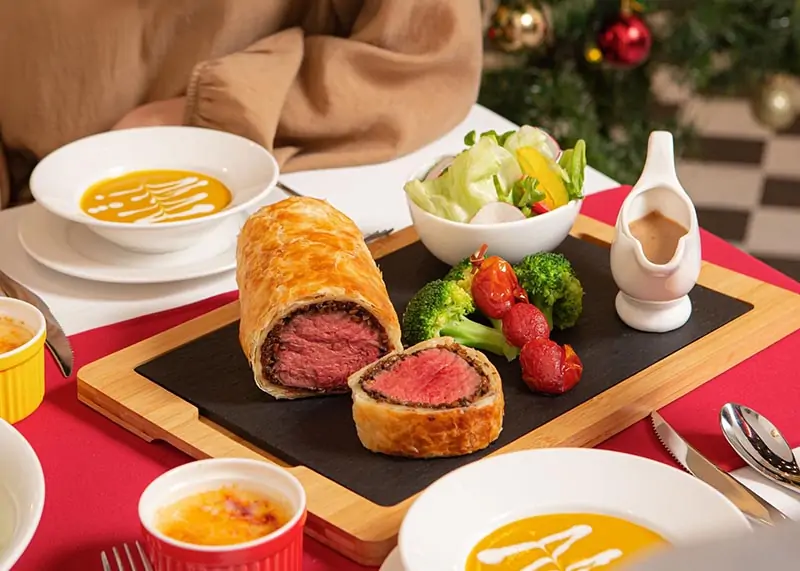 Beef Wellington món ăn đặc trưng Le Monde Steak Royal City
