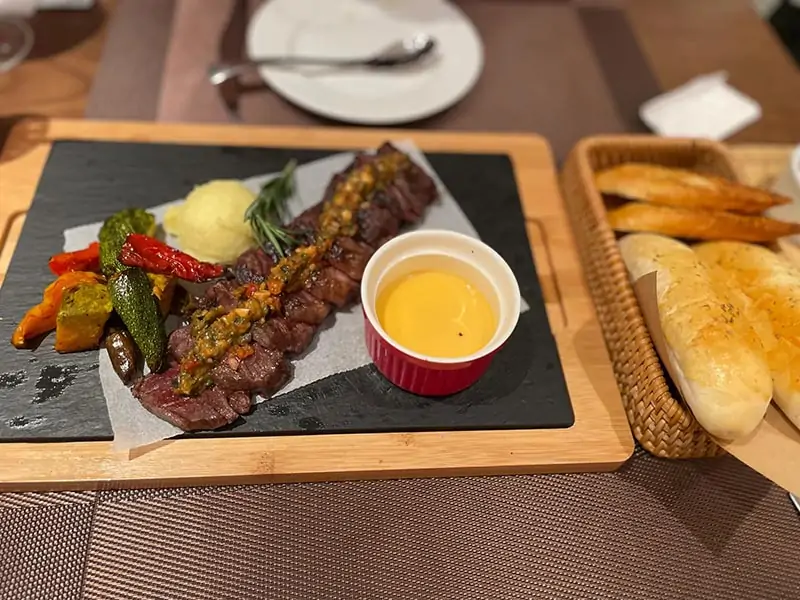 Oyster Steak với rau củ nướng và khoai nghiền