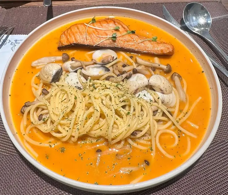 Pasta cá hồi Tomyum - món fusion độc đáo nhất của Le Monde