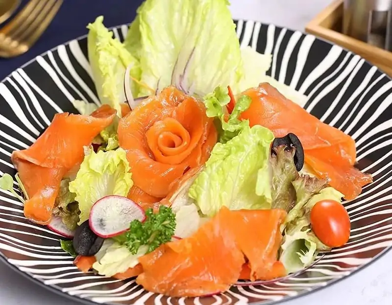 Salad cá hồi muối kết hợp ăn ý cùng sốt chanh leo thơm lừng