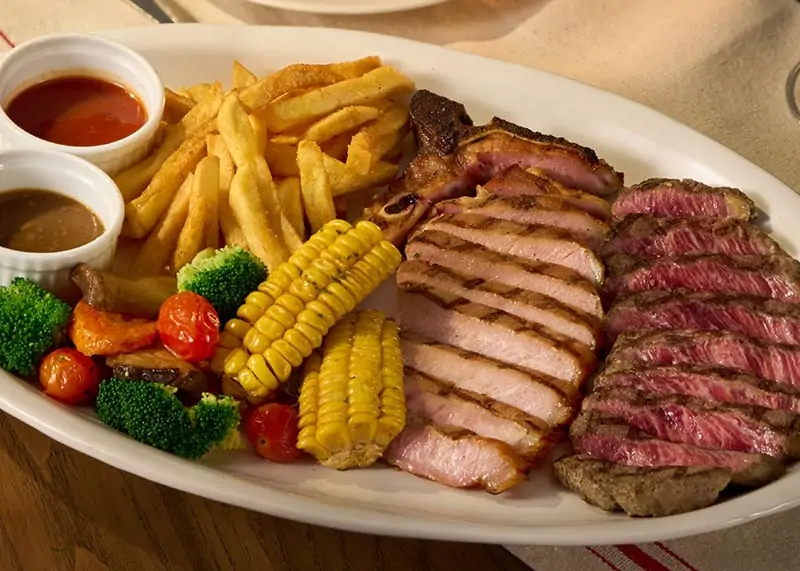 Steak thăn ngoại bò và heo cốt lết