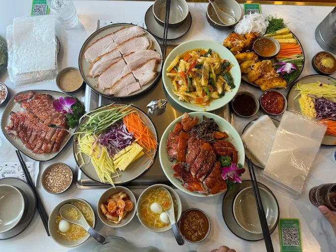 quan-banh-trang-cuon-thit-heo-ha-noi 3