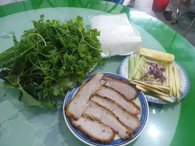 quan-banh-trang-cuon-thit-heo-ha-noi 4