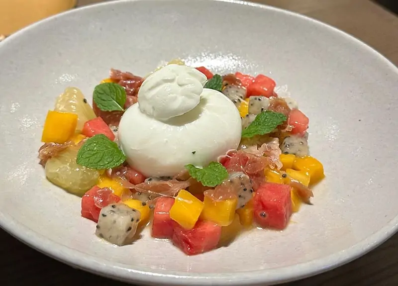 Salad phô mai Burrata kèm thịt nguội và trái cây nhiệt đới