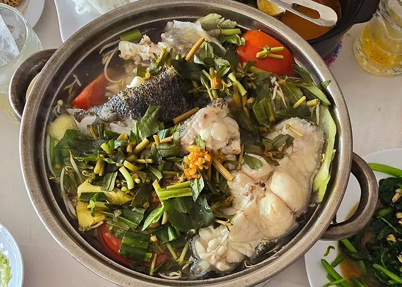 Lẩu cá đuối măng chua