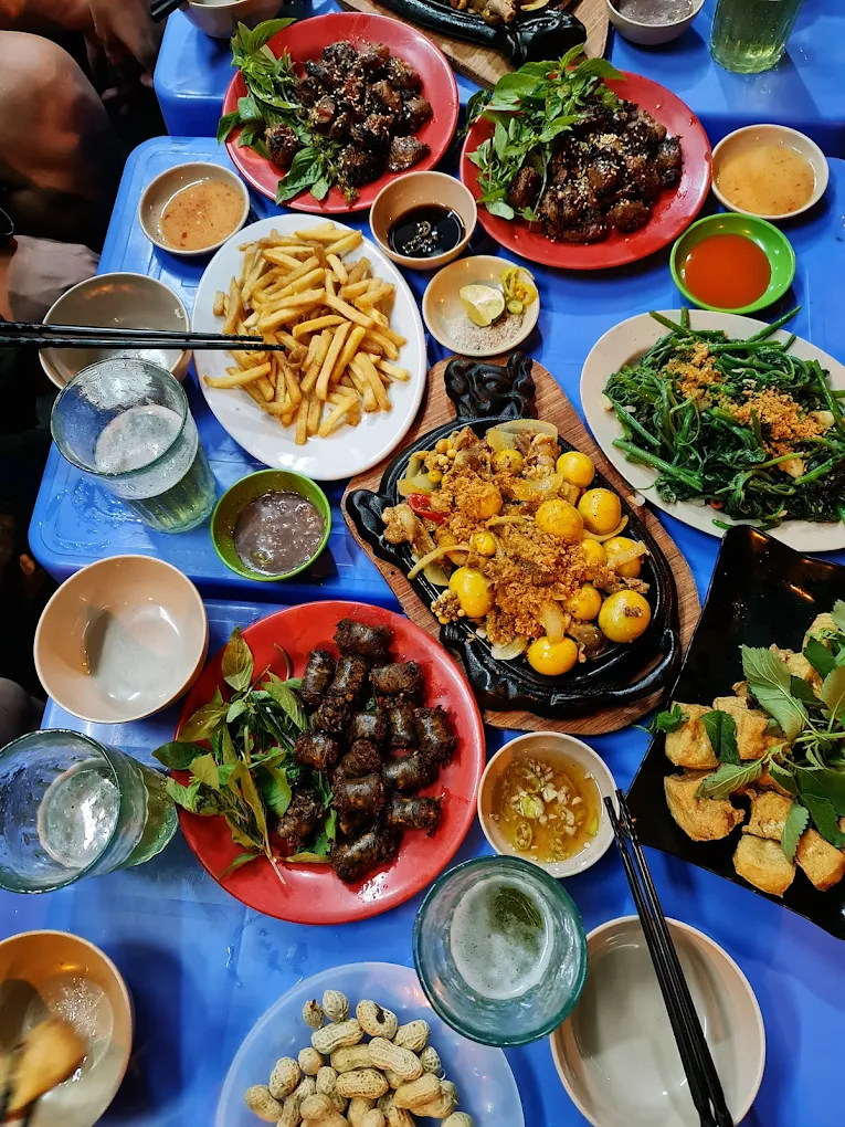 quan-nhau-pho-co 1