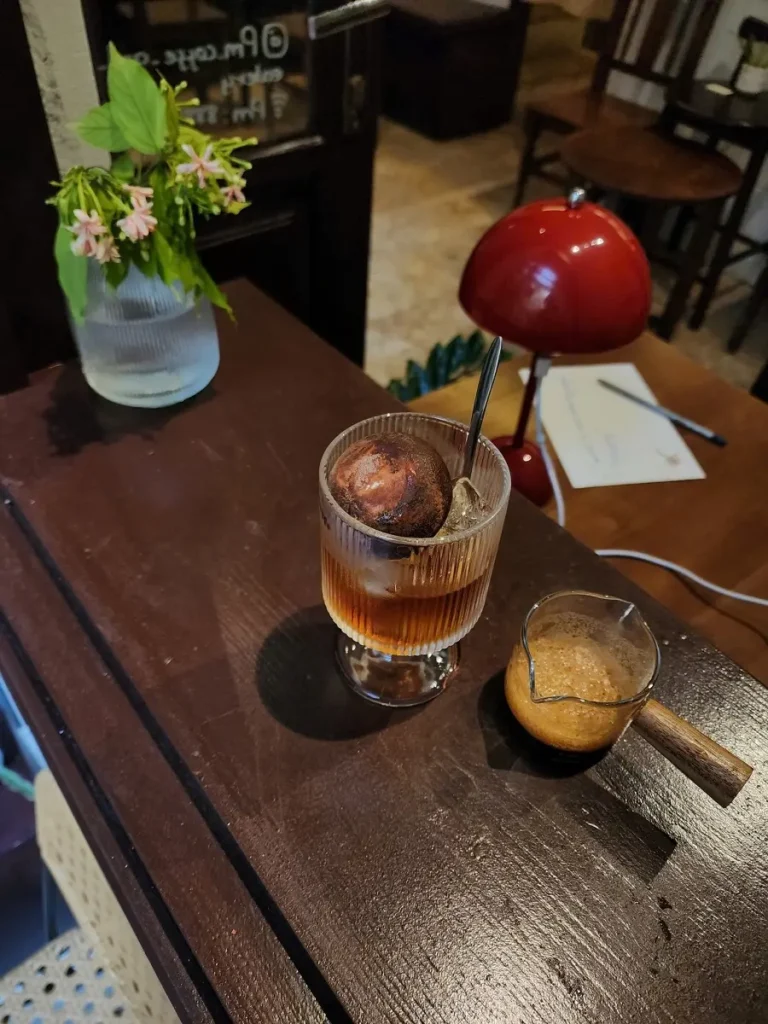 quan-cafe-nha-hat-lon 1