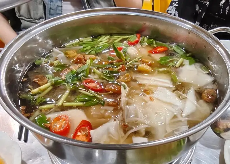 Lẩu cá đuối măng chua