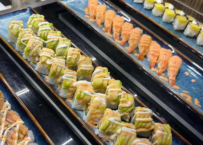 Quầy sushi và sashimi