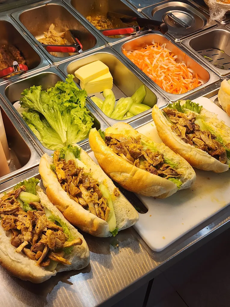 tiem banh mi gan day 6