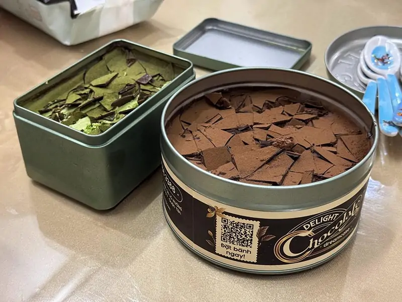 Dòng bánh chocolate và tiramisu