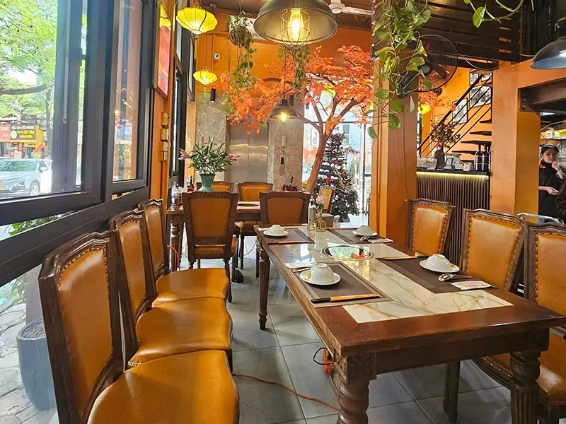 không gian chả cá Ô Quan Chưởng