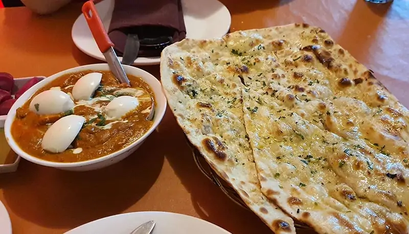 Bánh naan và các món ăn kèm