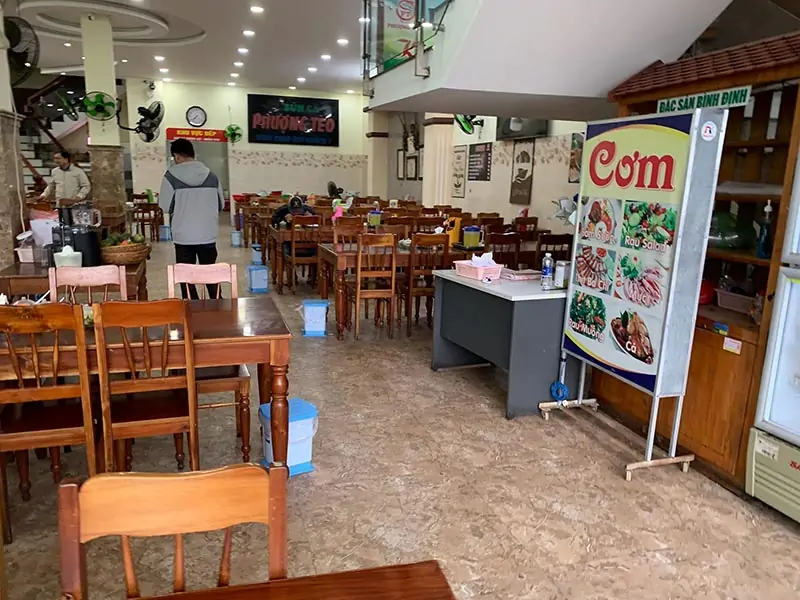 Không gian quán bún chả cá Phượng Tèo