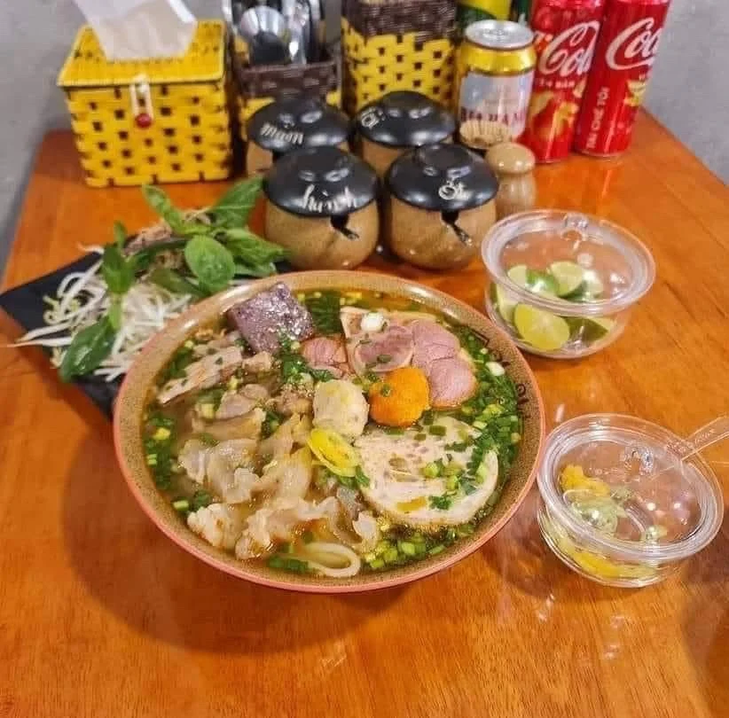 quan bun bo hue gan day 1