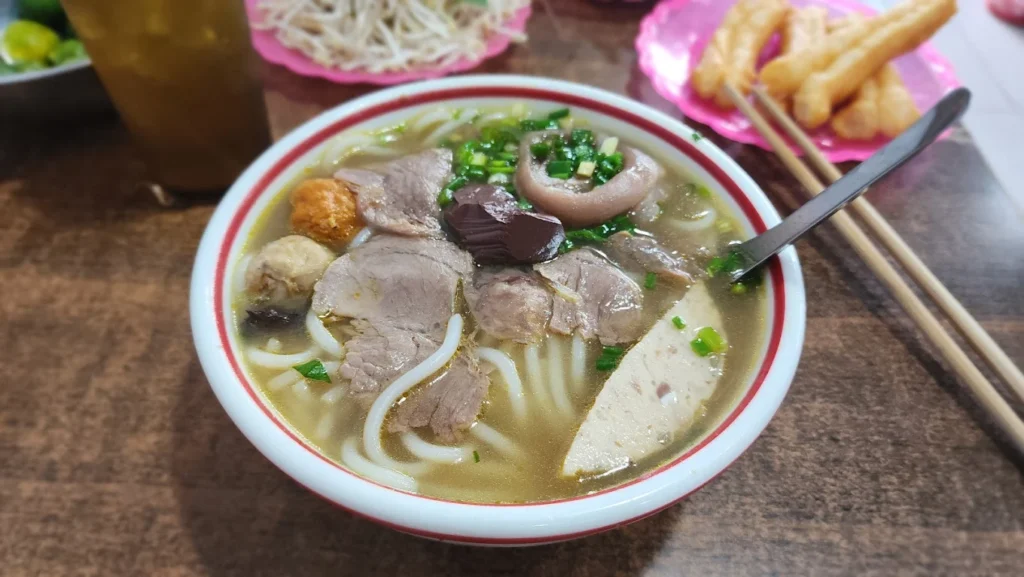 quan bun bo hue gan day 2