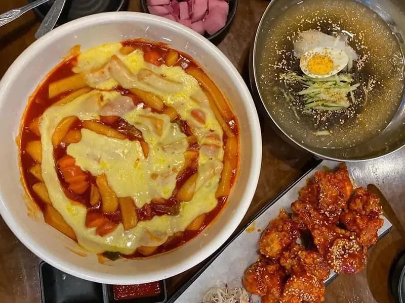 Đội ngũ nhân viên tại Vons Chicken Láng Hạ