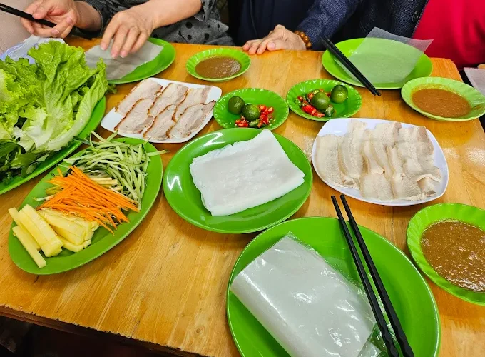 banh-trang-cuon-thit-heo-van-beo-tran-quoc-hoan 4