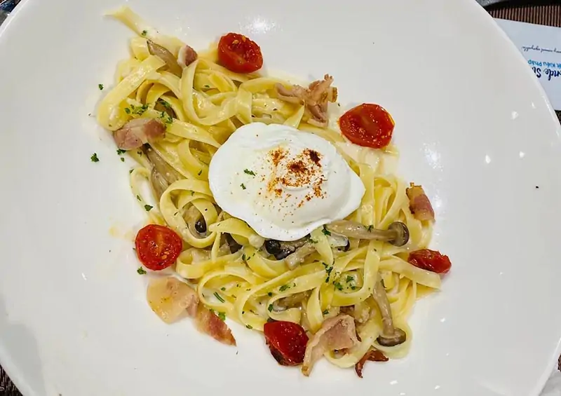 Mỳ Spaghetti sốt kem nấm và trứng trần