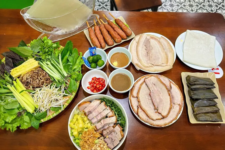 quan-banh-trang-cuon-thit-heo-ha-noi 0