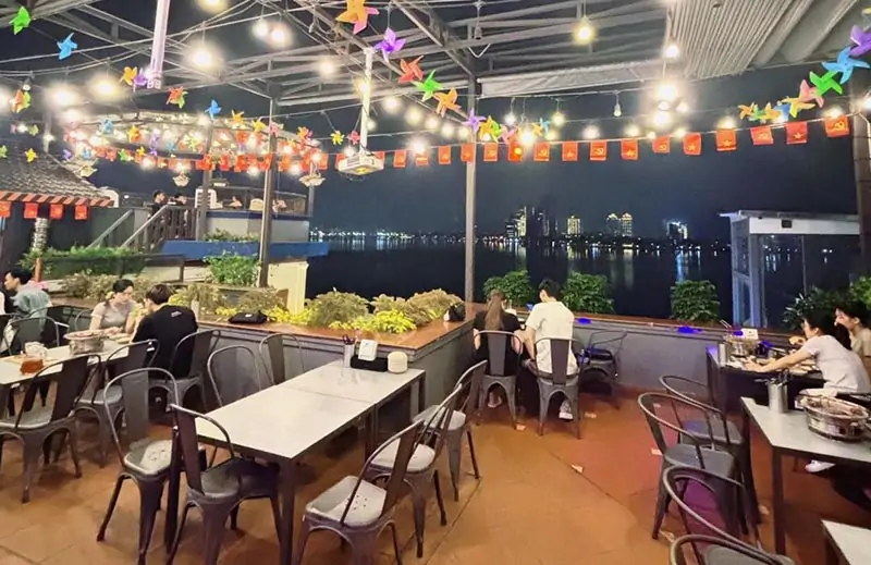 Không gian độc đáo với view Hồ Tây tuyệt đẹp