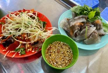 quan-an-gan-pho-di-bo-ho-guom 0