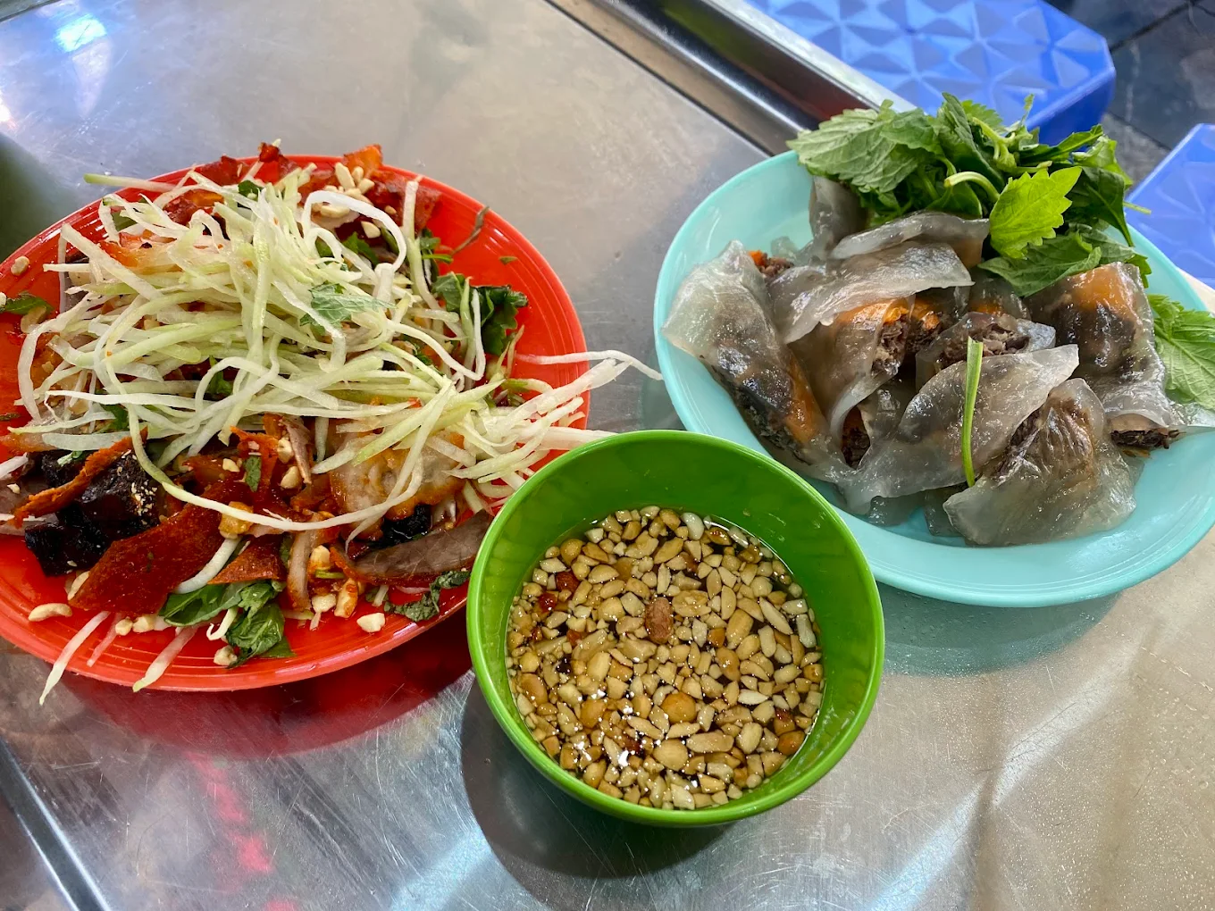 quan-an-gan-pho-di-bo-ho-guom 0