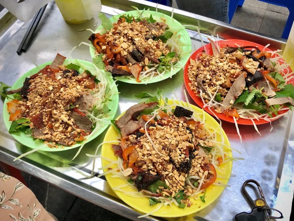 quan-an-gan-pho-di-bo-ho-guom 2