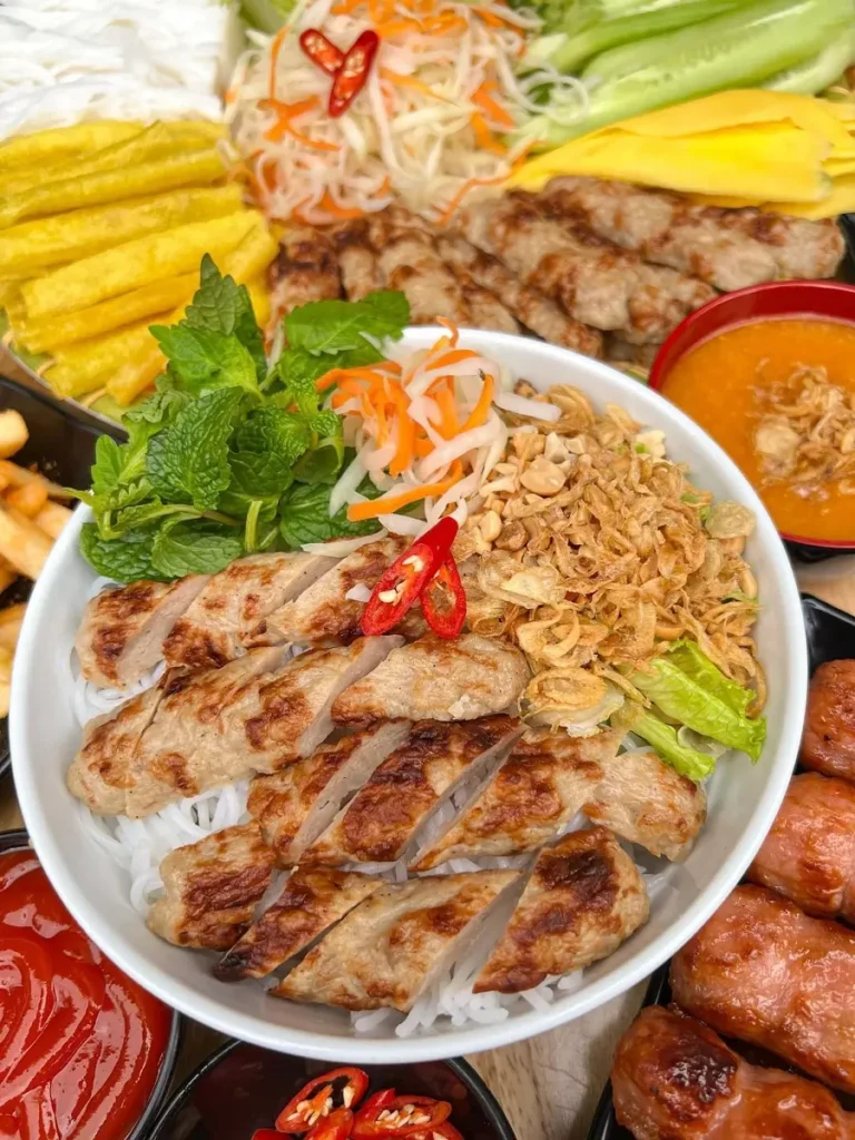 quan-an-gan-pho-di-bo-ho-guom 3