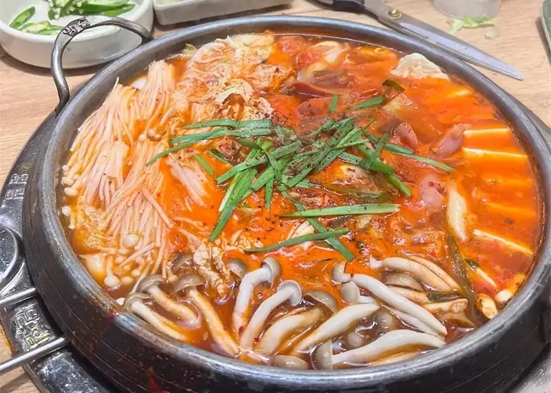 Lẩu truyền thống và banchan