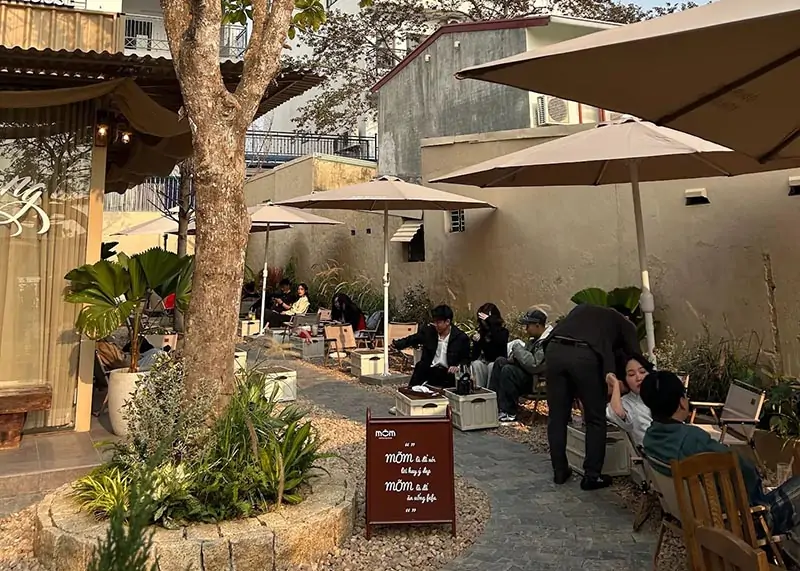 Không gian tại Mõm Cafe