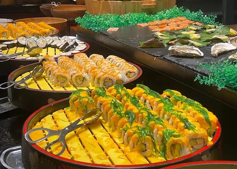 Quầy sushi và sashimi