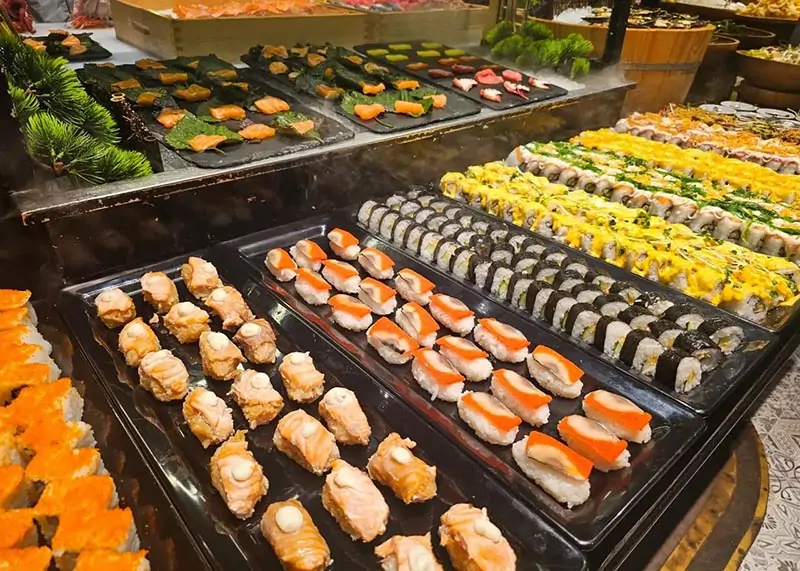 Quầy sushi và sashimi