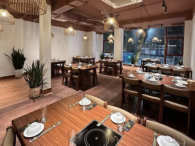 Không gian nhà hàng chả cá Lăng Thung Cấm Quán Thánh