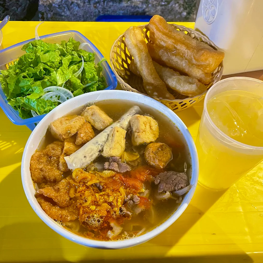 quan an mo xuyen tet o ha noi 3