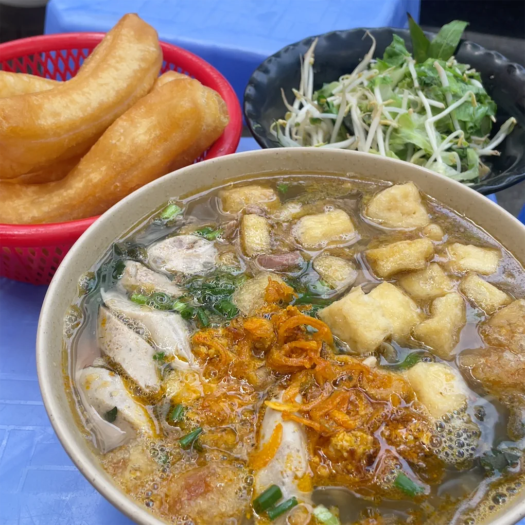 quan an mo xuyen tet o ha noi 5