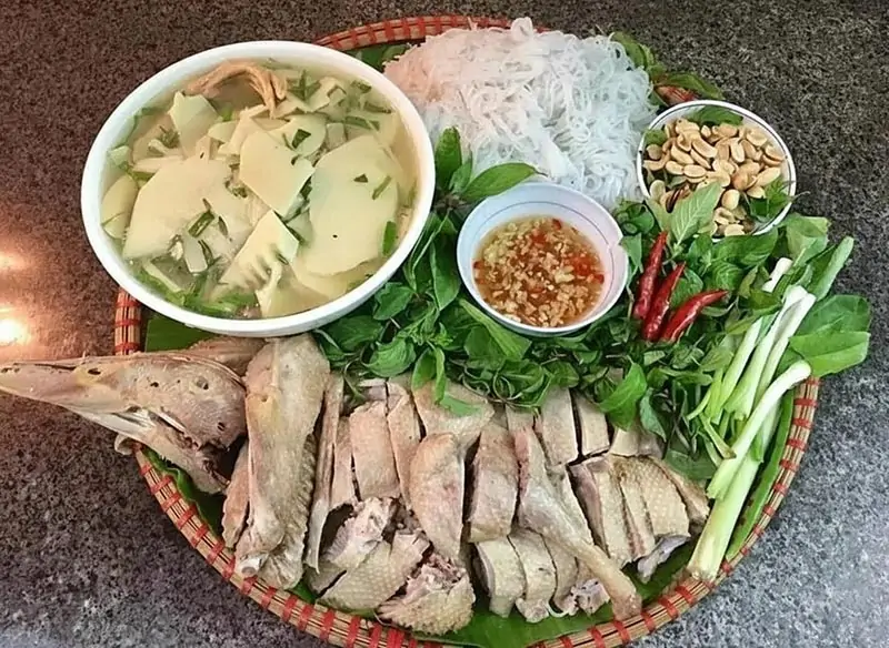 Canh măng và các món ăn kèm