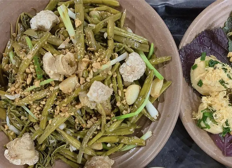 Rau móp xào tỏi cuốn bánh tráng