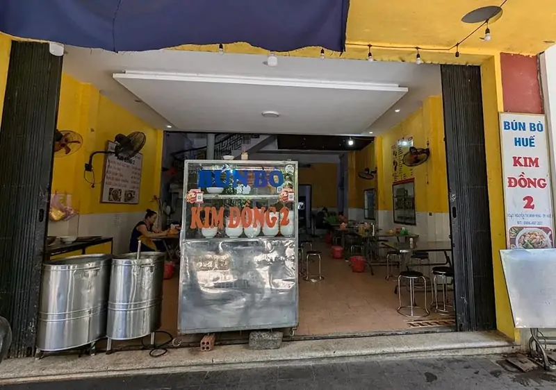 Không gian quán mộc mạc