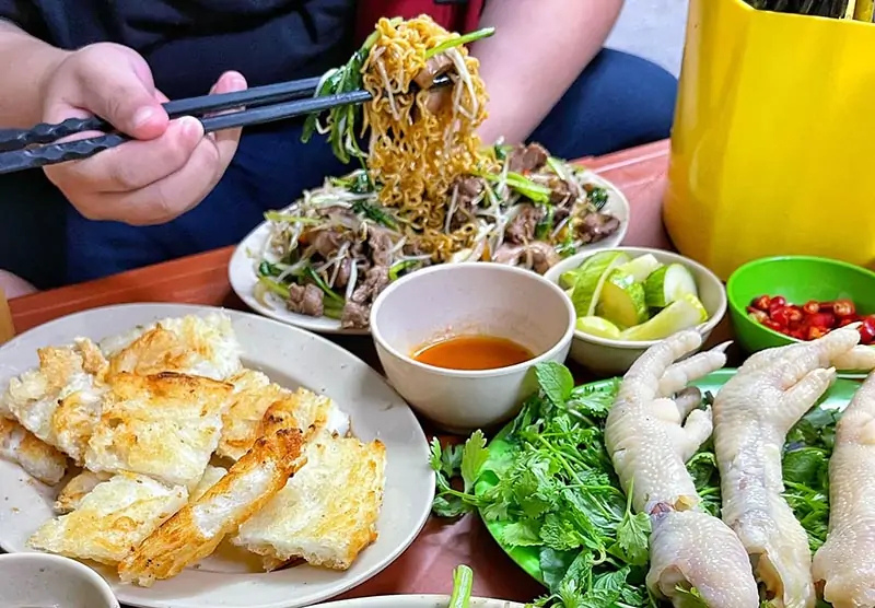 Không gian tại quán phở rán cây si