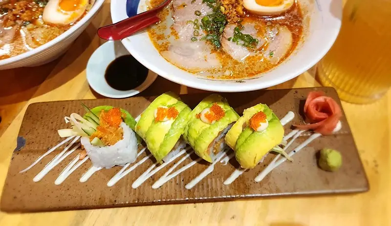 sushi bơ cá hồi
