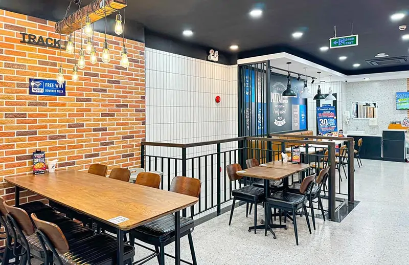 Không gian tại Domino's Pizza Trung Hòa